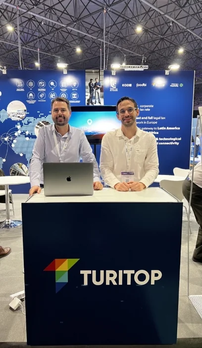Dois colegas da equipa TuriTop no stand da marca durante uma feira do setor