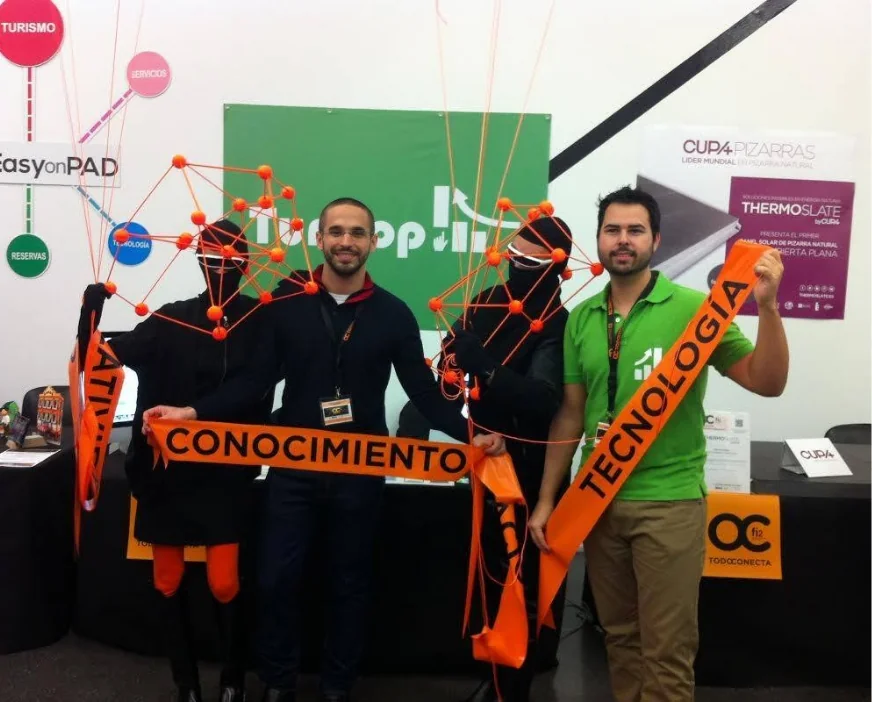 A equipa TuriTop a segurar as fitas «Conhecimento» e «Tecnologia» num evento de networking do setor