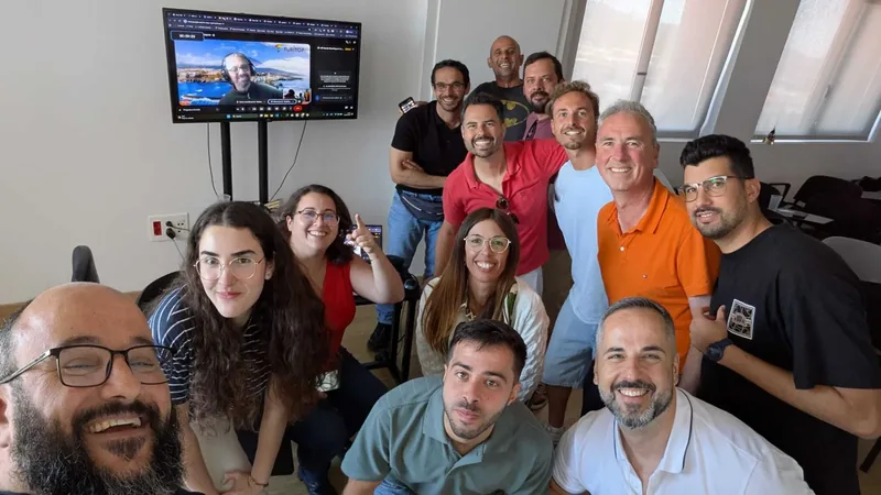 Il team TuriTop riunito nell'ufficio di Tenerife, con un collega collegato in remoto sullo schermo alle spalle.